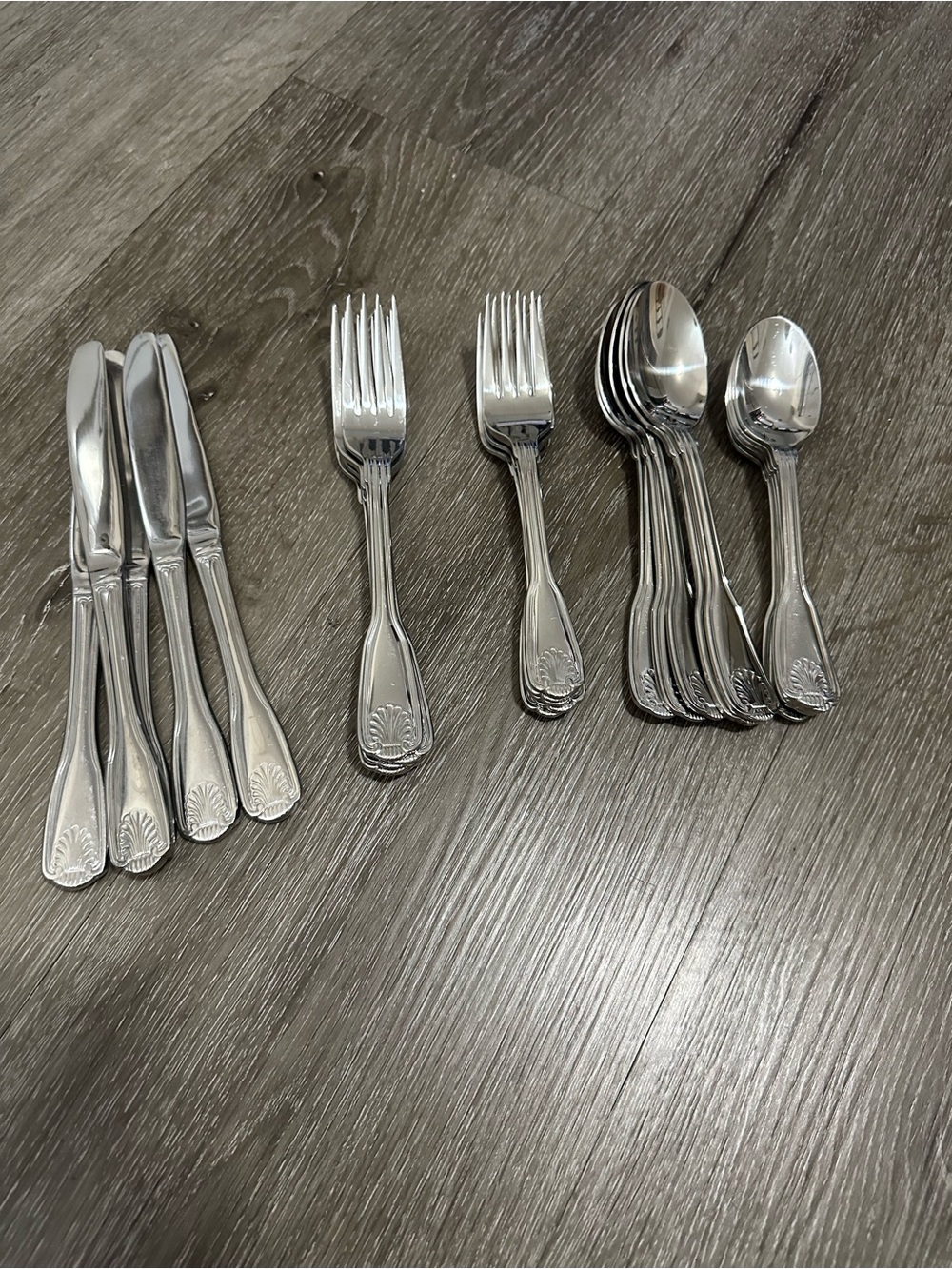 Classic Shell-Pattern Stainless Steel Flatware Set - Silver